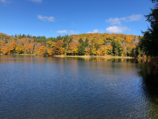 photo of a Vermont lake in autumn